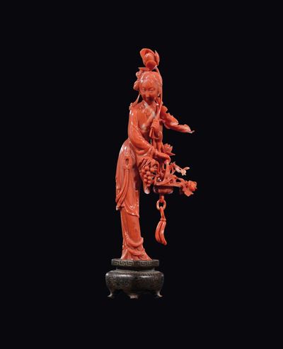 Figura di Guanyin Scolpita in Corallo con Grappolo D’uva e Rose, Cina, Inizio XX Secolo