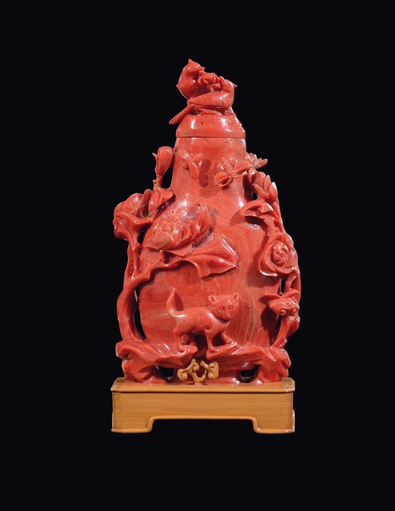A carved coral vase and cover with birds and decoration of flowering branches, batterflies and a cat in relief, China, Qing Dynasty, 19th century  - Auction Fine Chinese Works of Art - Cambi Casa d'Aste