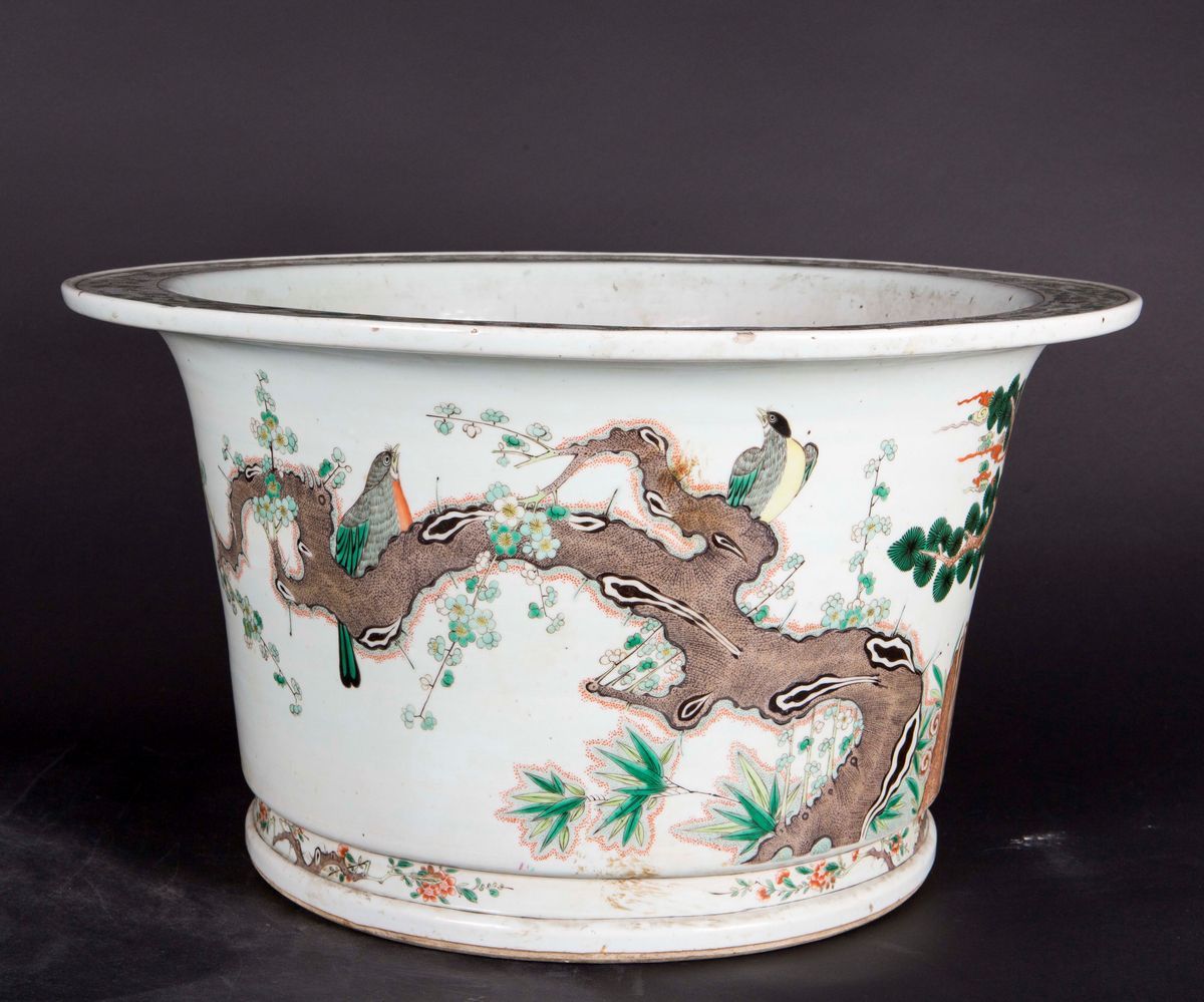 Grande Cachepot in Porcellana a Smalti Policromi con Decoro Vegetale, Cina, Dinastia Qing, XIX Se...