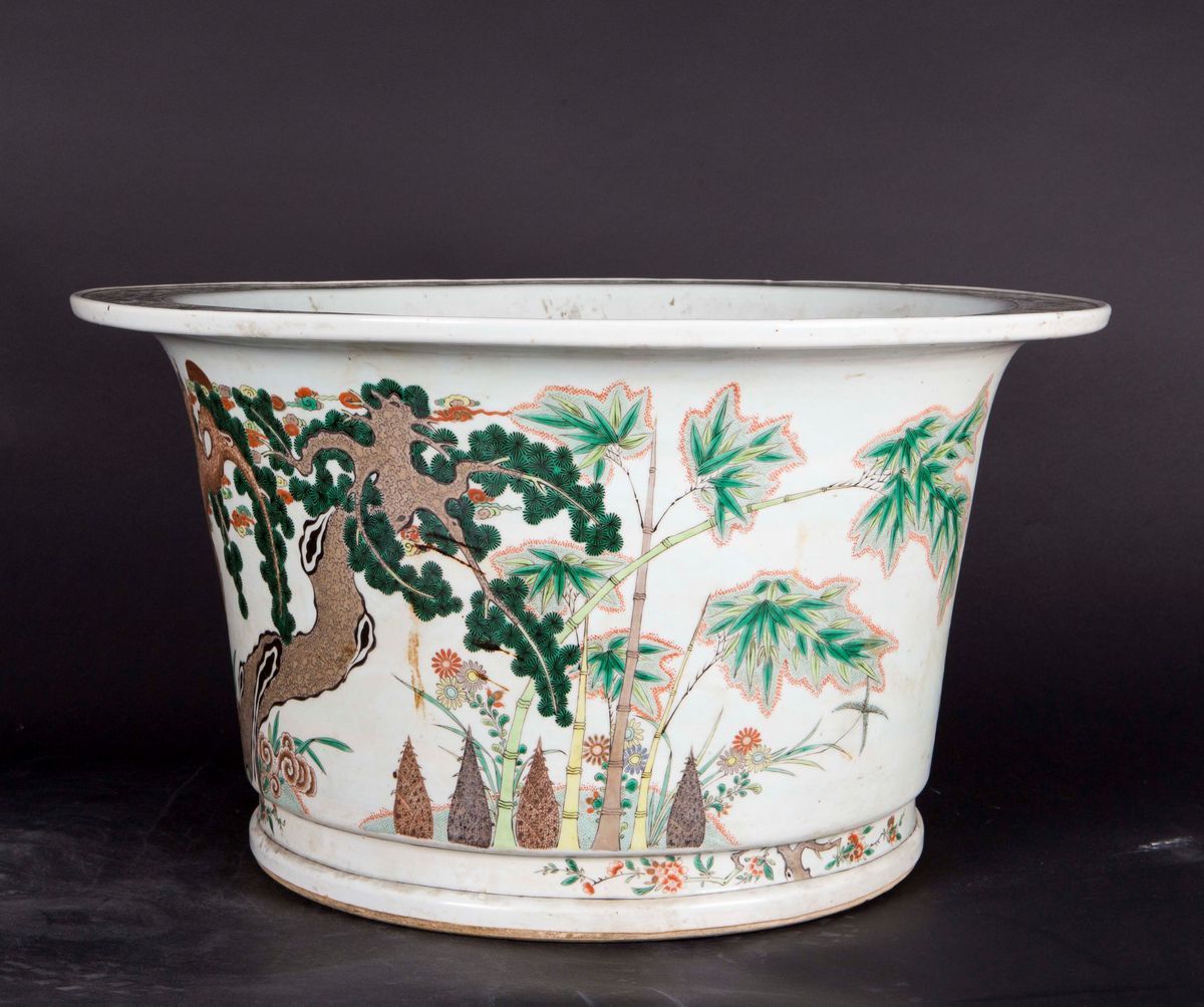 Grande Cachepot in Porcellana a Smalti Policromi con Decoro Vegetale, Cina, Dinastia Qing, XIX Se...