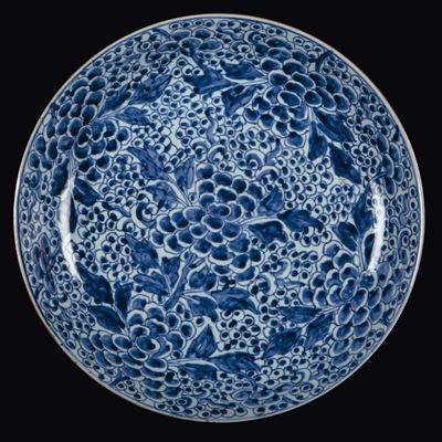 Grande Piatto in Porcellana Bianca e Blu Raffigurante Grappoli D’uva, Cina, Dinastia Qing, Epoca ...