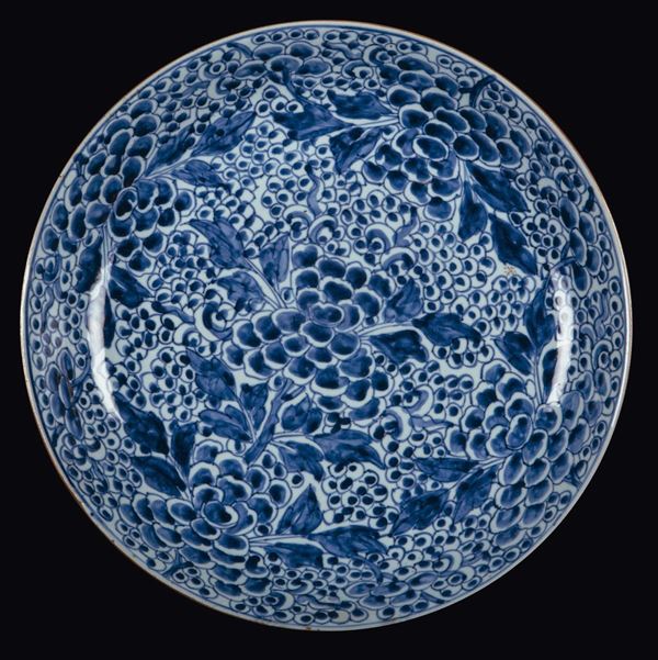 Grande piatto in porcellana bianca e blu raffigurante grappoli d’uva, Cina, Dinastia Qing, epoca Kangxi (1662-1722)