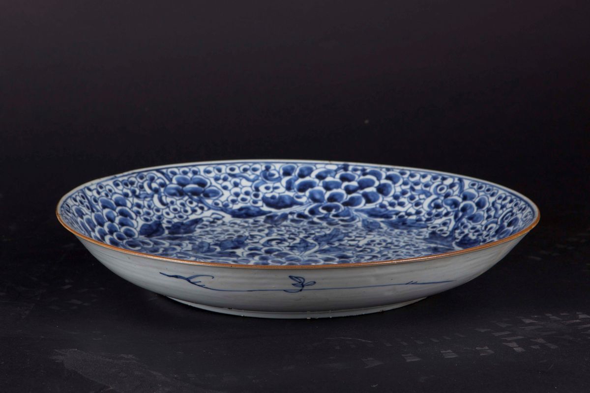 Grande Piatto in Porcellana Bianca e Blu Raffigurante Grappoli D’uva, Cina, Dinastia Qing, Epoca ...