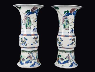 Coppia di Vasi Beaker Gu in Porcellana a Smalti Policromi con Raffigurazione di Scene di Vita Com...