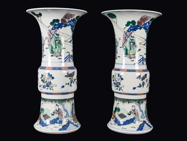 Coppia di vasi Beaker Gu in porcellana a smalti policromi con raffigurazione di scene di vita comune, Cina, Dinastia Qing, epoca Shunzhi (1644-1661)