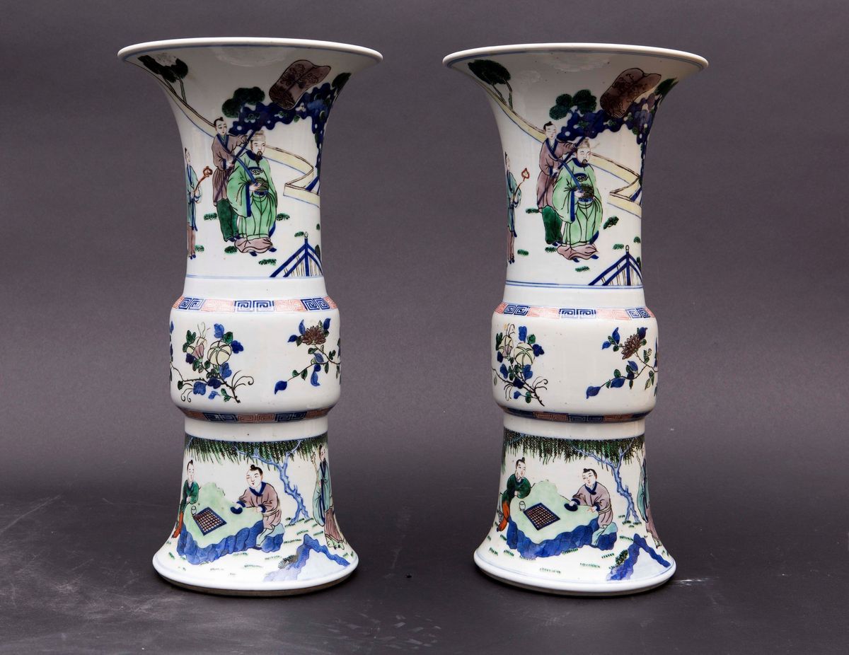 Coppia di Vasi Beaker Gu in Porcellana a Smalti Policromi con Raffigurazione di Scene di Vita Com...