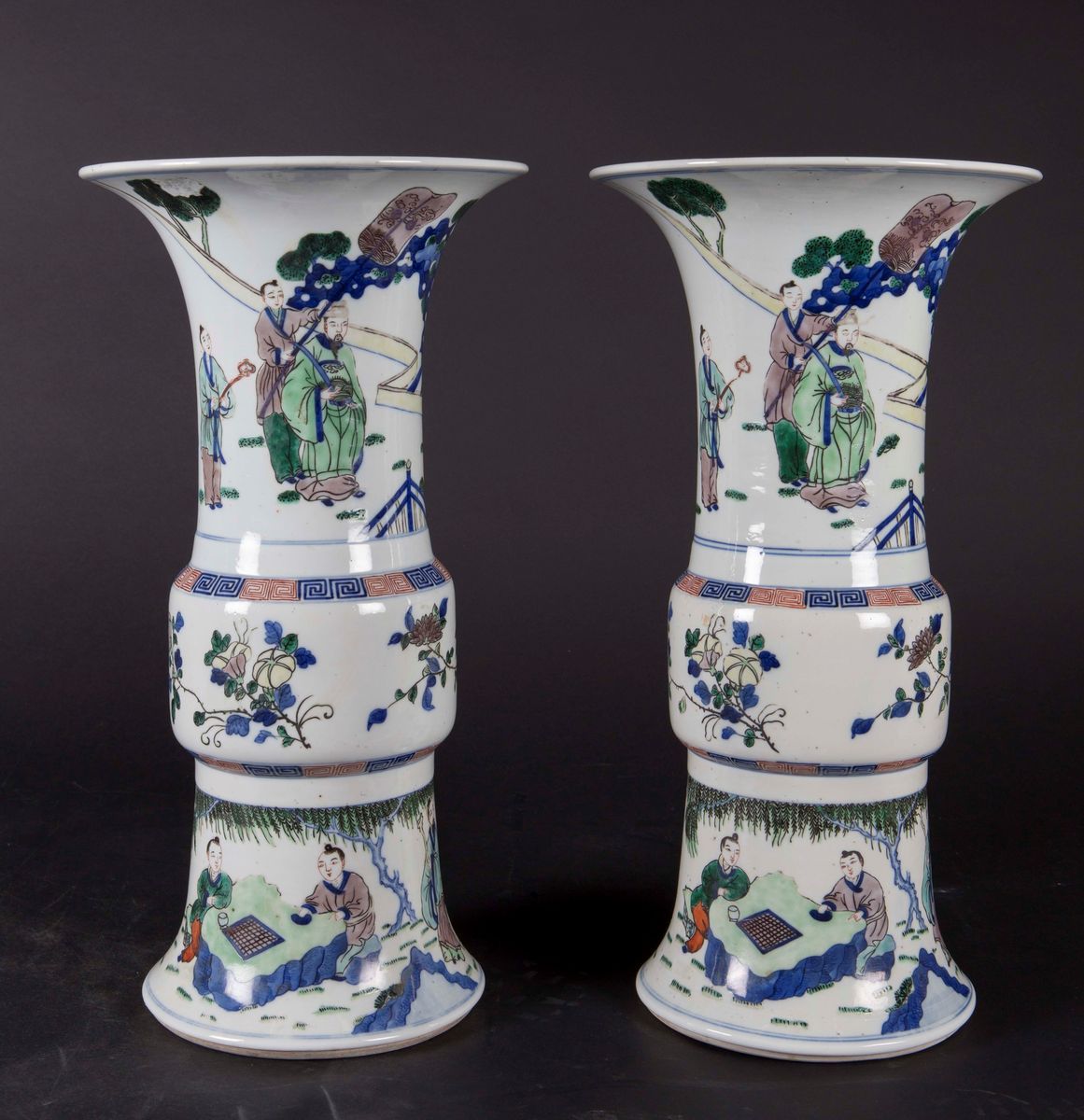 Coppia di Vasi Beaker Gu in Porcellana a Smalti Policromi con Raffigurazione di Scene di Vita Com...