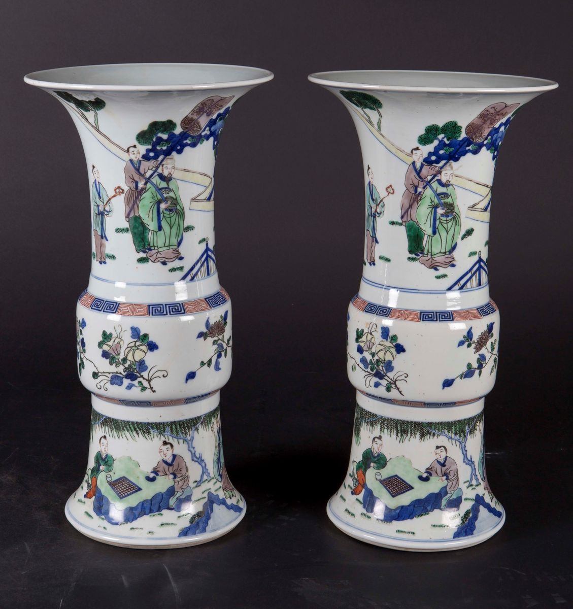 Coppia di Vasi Beaker Gu in Porcellana a Smalti Policromi con Raffigurazione di Scene di Vita Com...