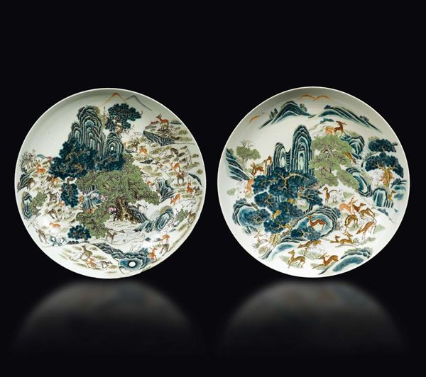 Due grandi piatti in porcellana a smalti policromi con decoro a cento cervi, Cina, Dinastia Qing, XIX secolo