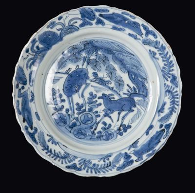 Piattino in Porcellana Bianca e Blu Raffigurante Cerbiatti, Cina, Dinastia Ming, Epoca Wanli (157...