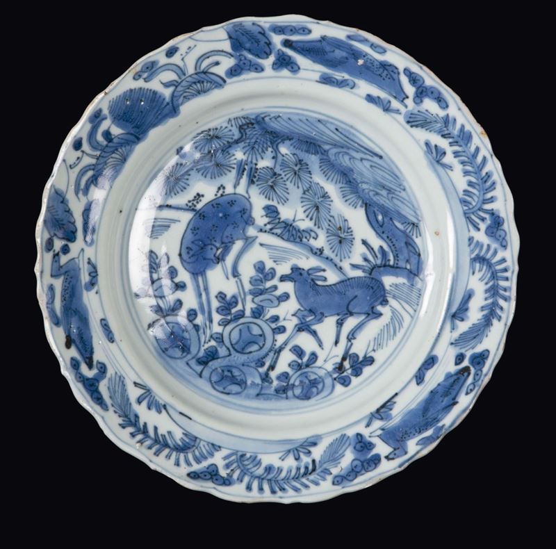 Piattino in porcellana bianca e blu raffigurante cerbiatti, Cina, Dinastia Ming, epoca Wanli (1573-1619)  - Asta Fine Chinese Works of Art - Cambi Casa d'Aste