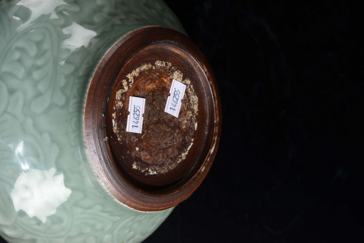 Vaso in Porcellana Celadon a Decoro Floreale, Cina, Dinastia Qing, XIX Secolo
