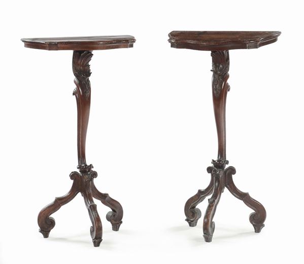Coppia di gueridon in legno intagliato, XVIII secolo
