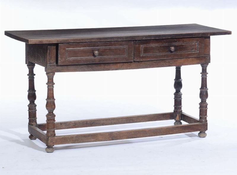Tavolo in noce con gambe tornite riunite da traversa, due cassetti sulla fascia, XVIII secolo  - Asta Antiquariato - Cambi Casa d'Aste