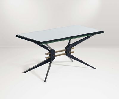 Tavolo Basso con Struttura in Metallo, Piano in Cristallo e Dettagli in Ottone.