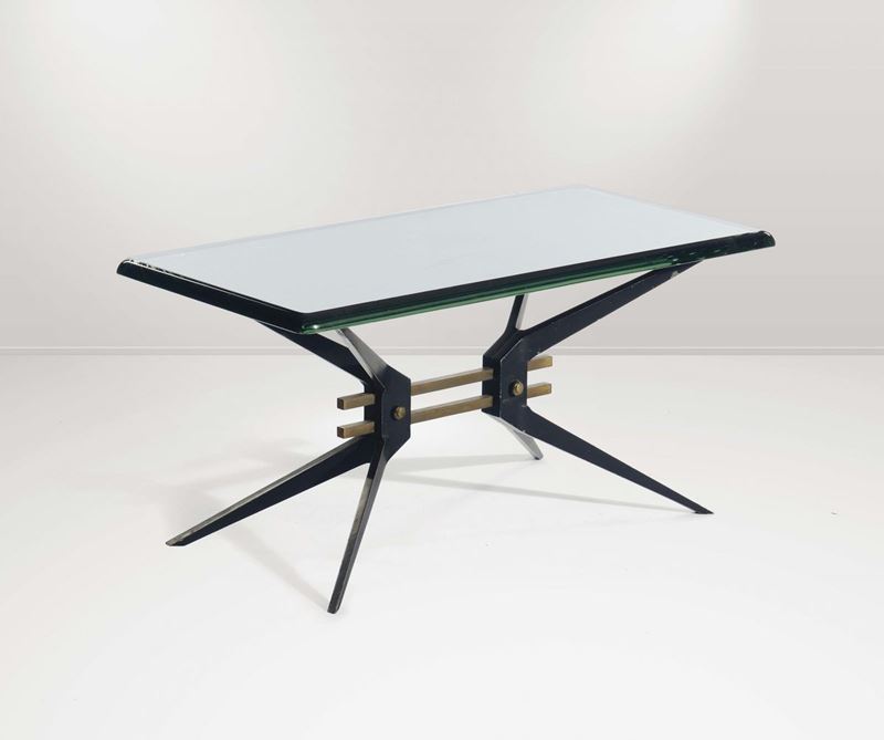 Tavolo basso con struttura in metallo, piano in cristallo e dettagli in ottone.  - Auction Design - III - Cambi Casa d'Aste