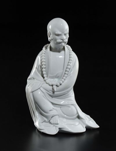 Figura di Dignitario Seduto in Porcellana Blanc De Chine Dehua con Baffi e Collana da Preghiera, ...