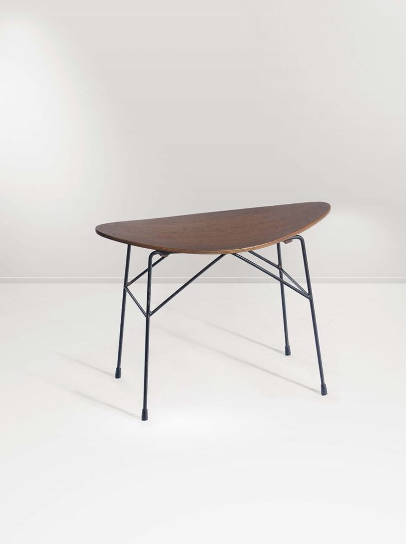 Tavolino in teak con base in metallo. Prod. Italia, 1950 ca.  - Auction Design - III - Cambi Casa d'Aste