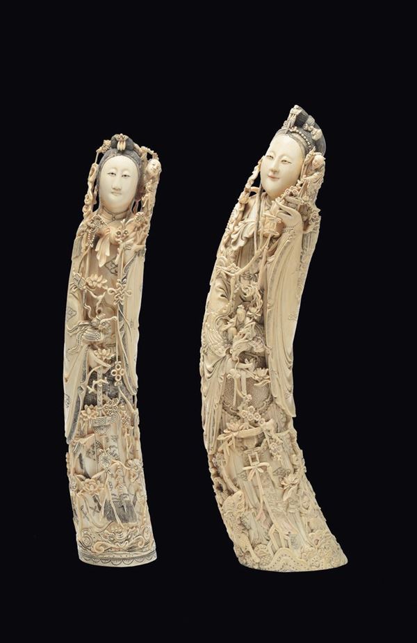 Due figure di Guanyin scolpite in avorio, Cina, inizio XX secolo