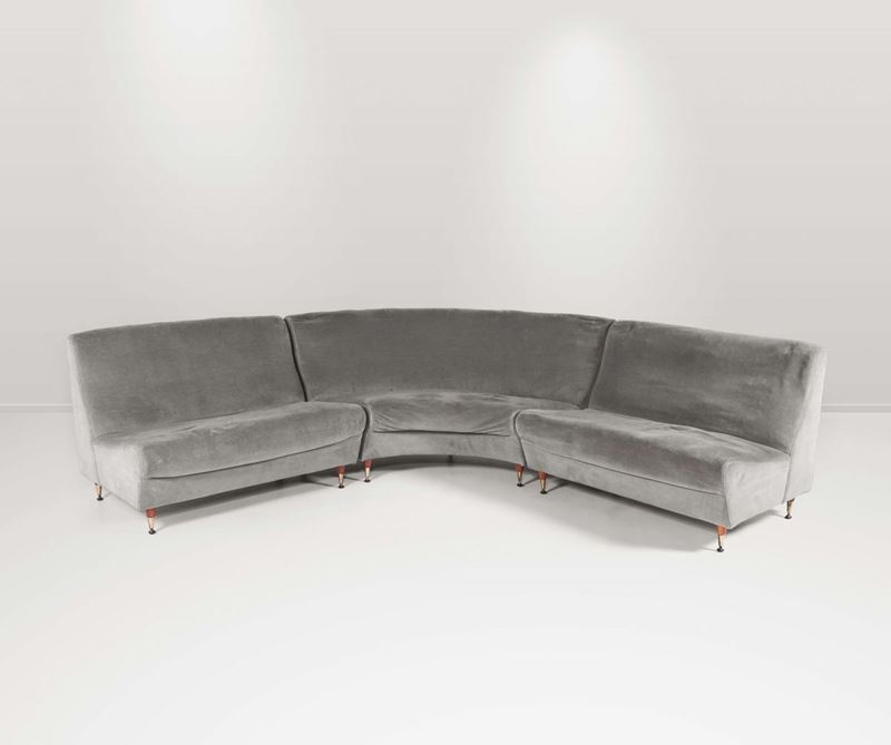 Divano in legno con puntali in ottone e rivestimenti in velluto.  - Auction Design - III - Cambi Casa d'Aste