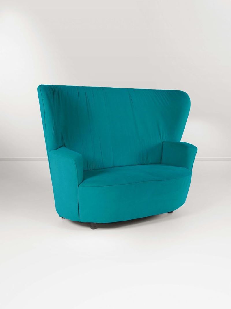 Divano da anticamera con struttura in legno e rivestimento in tessuto.  - Auction Design - III - Cambi Casa d'Aste