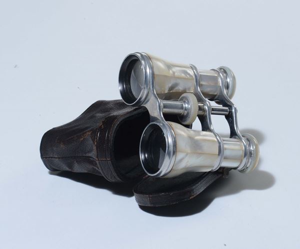 Binocolo in madreperla con custodia in pelle, inizio XX secolo