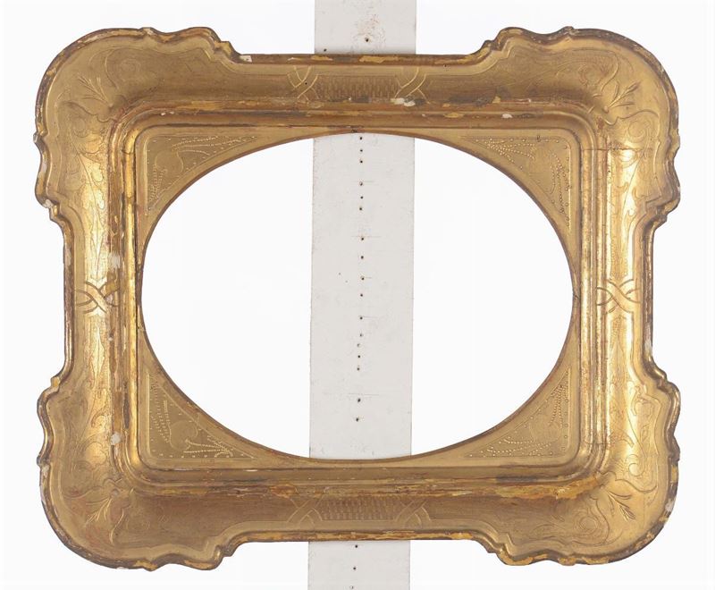 Cornice a guantiera interamente dorata, incisa e bulinata, XIX secolo  - Asta Arredi, Dipinti e Oggetti d'Arte - Cambi Casa d'Aste