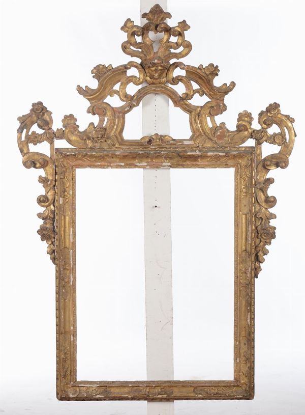 Cornice da specchiera intagliata ed interamente dorata, Veneto XVIII secolo