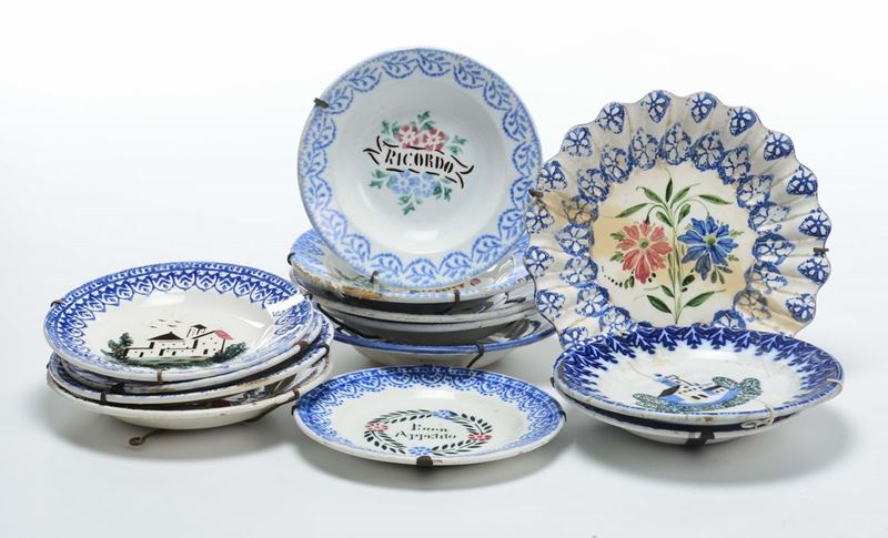 Lotto di tredici piatti popolari tipo vecchia Mondovì  - Asta Antiquariato - Cambi Casa d'Aste