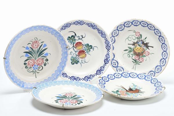 Lotto di cinque piatti popolari tipo vecchia Mondovì