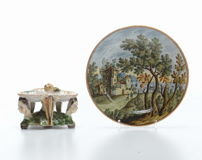 Piatto Castelli con paesaggio, e salierina in maiolica policroma, fine XVIII secolo  - Asta Antiquariato - Cambi Casa d'Aste