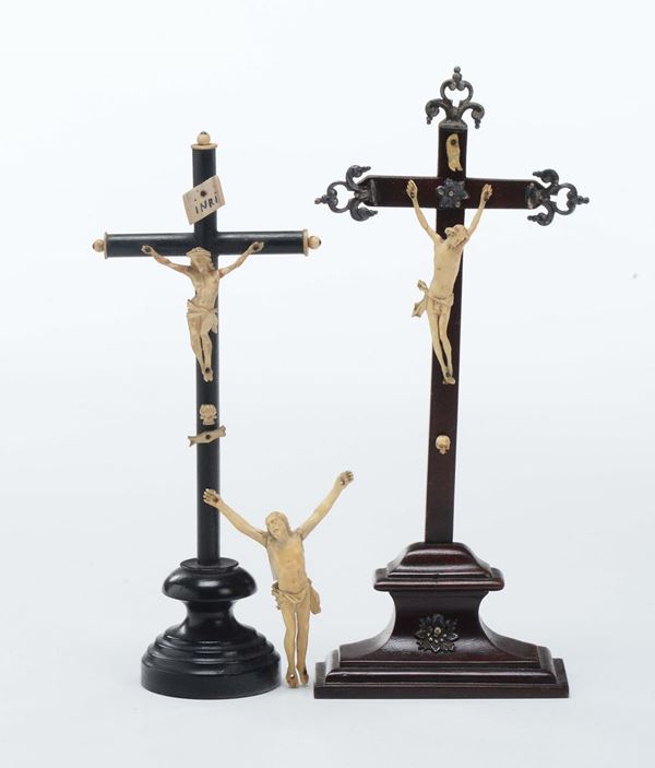 Tre piccoli crocefissi in avorio, XIX secolo