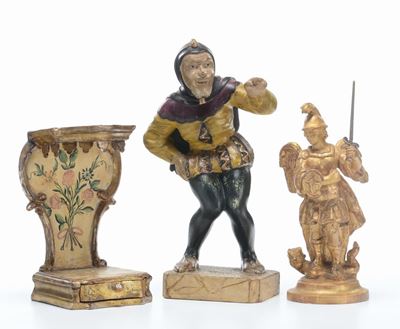 Due Statue Diverse e una Mensola in Legno Laccato e Dorato