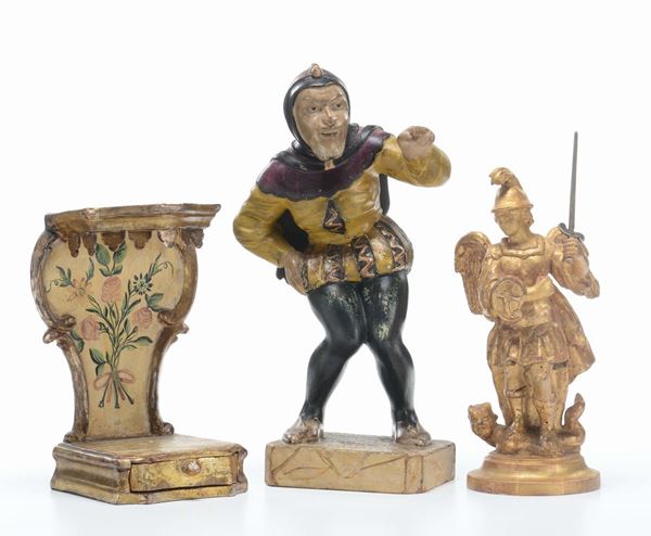 Due statue diverse e una mensola in legno laccato e dorato