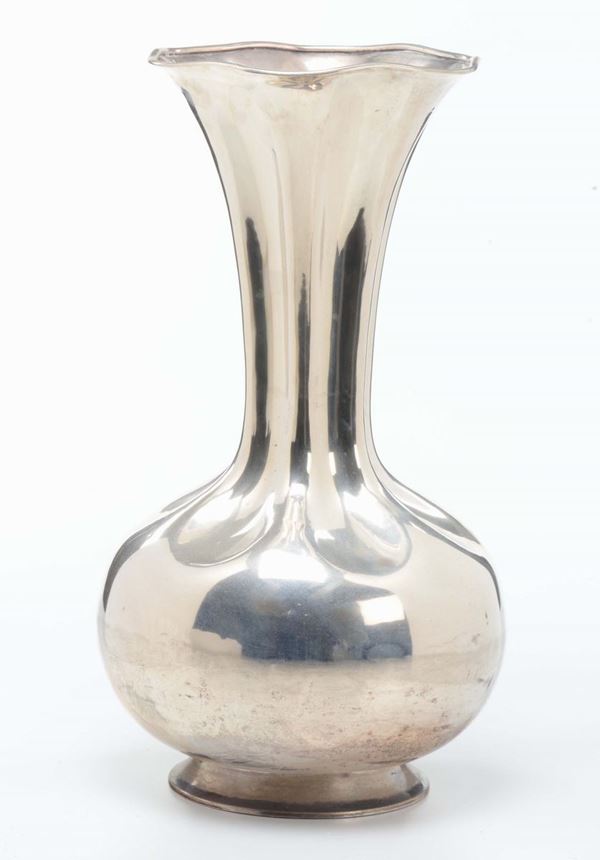 Grande vaso in argento a tromba, XX secolo