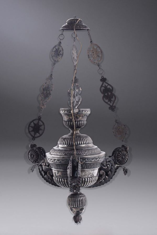 Gruppo di tre lampade votive in argento sbalzato e cesellato, punzoni per la città di Genova, prima metà del XIX sec.