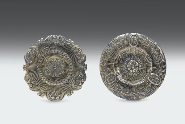 Due piccoli piatti circolari in argento sbalzato e cesellato, Genova inizi del XIX secolo