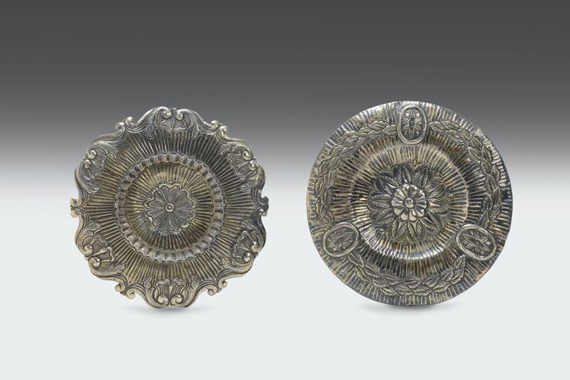 Due piccoli piatti circolari in argento sbalzato e cesellato, Genova inizi del XIX secolo  - Asta Argenti da Collezione e Objets de Vertu - Cambi Casa d'Aste