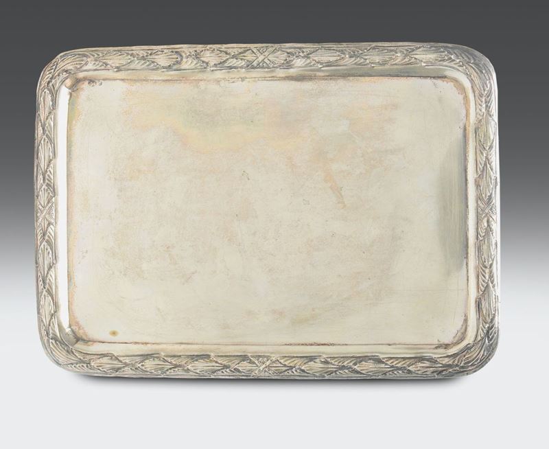 Piccolo vassoio in argento sbalzato e cesellato, Genova inizi del XIX secolo  - Auction Collectors' Silver and Objets de Vertu - Cambi Casa d'Aste
