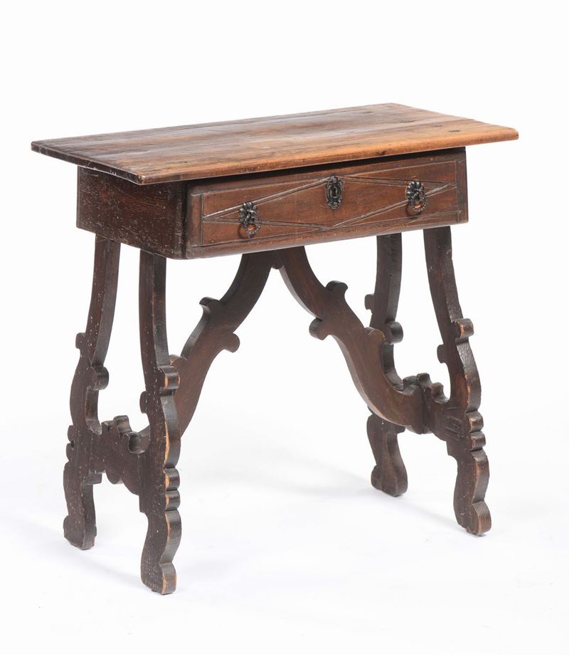 Tavolino da appoggio in noce in stile XVII secolo  - Asta Antiquariato - Cambi Casa d'Aste