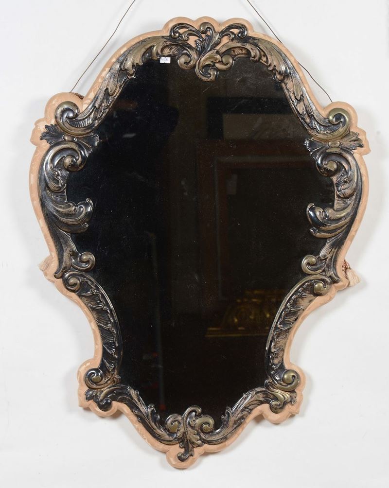 Specchiera in metallo sbalzato, XX secolo  - Asta Antiquariato - Cambi Casa d'Aste