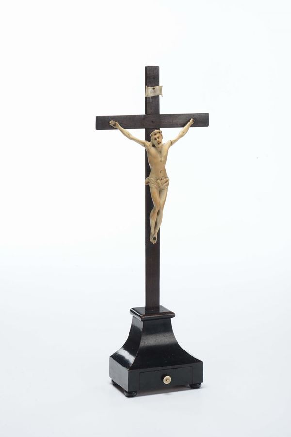 Crocifisso in avorio su croce lignea, XVIII secolo