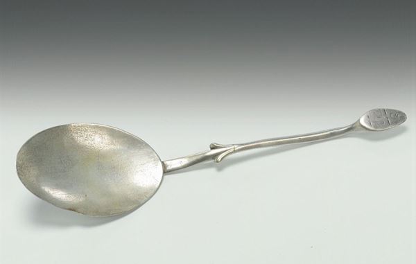 Piccolo cucchiaio in argento fuso e sbalzato inciso, Genova fine del XVII - inizi del XVIII secolo
