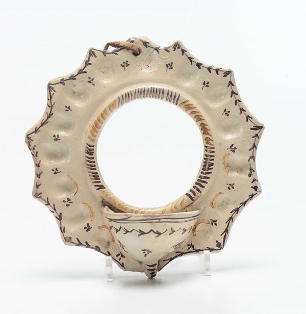 Lotto di sei acquasantiere in maiolica policroma, XIX-XX secolo