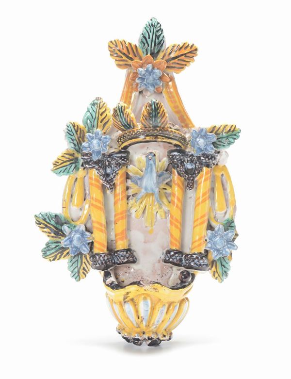 Lotto di tre acquasantiere in maiolica policroma tipo Castelli, XIX-XX secolo