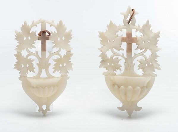 Coppia di acquasantiere in marmo scolpito, XIX secolo