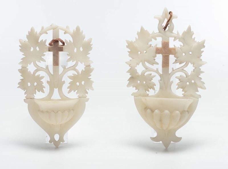 Coppia di acquasantiere in marmo scolpito, XIX secolo  - Asta Antiquariato - Cambi Casa d'Aste