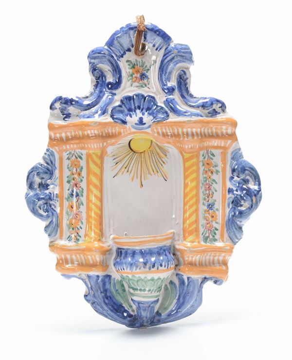 Lotto di quattro acquasantiere in maiolica policroma, XVIII-XIX secolo