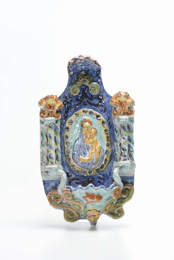 Lotto di tre acquasantiere in maiolica policroma, XIX secolo