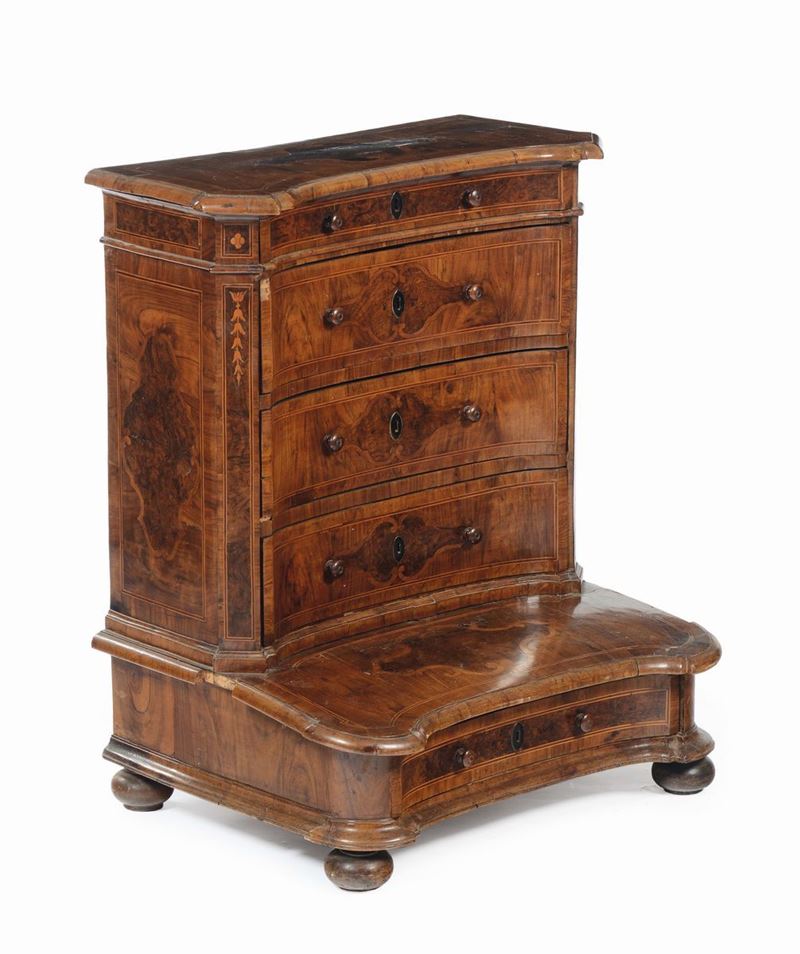 Inginocchiatoio in noce e radica di noce, Venezia inizio del XVIII secolo  - Asta Antiquariato - Cambi Casa d'Aste